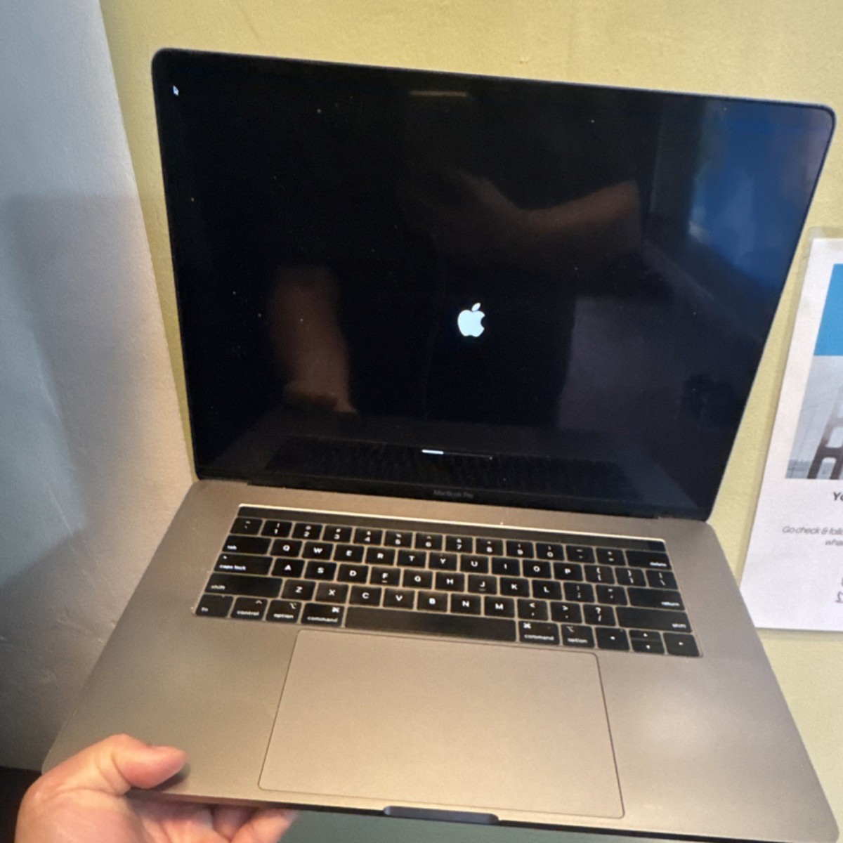 Apple MacBook Pro Intel Core i9 2.4GHz 32GB Silver UHD Graphics