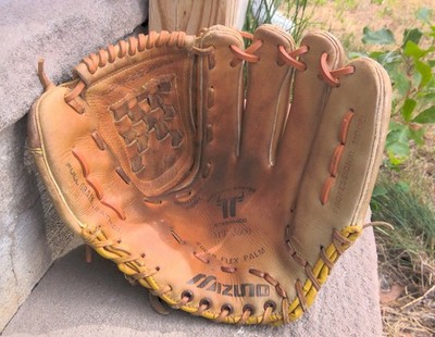 NICE MIZUNO BASEBALL / SOFTBALL GLOVE.  R-throw.