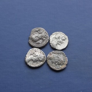 Grupo de 4 monedas romanas de plata/plateadas buen grupo de investigación