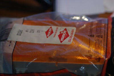 MCI 7J-7-77 LAMP HOUSING STOP TAIL LIGHT AMBER TRUCK-LITE MODEL 0709 NEW!