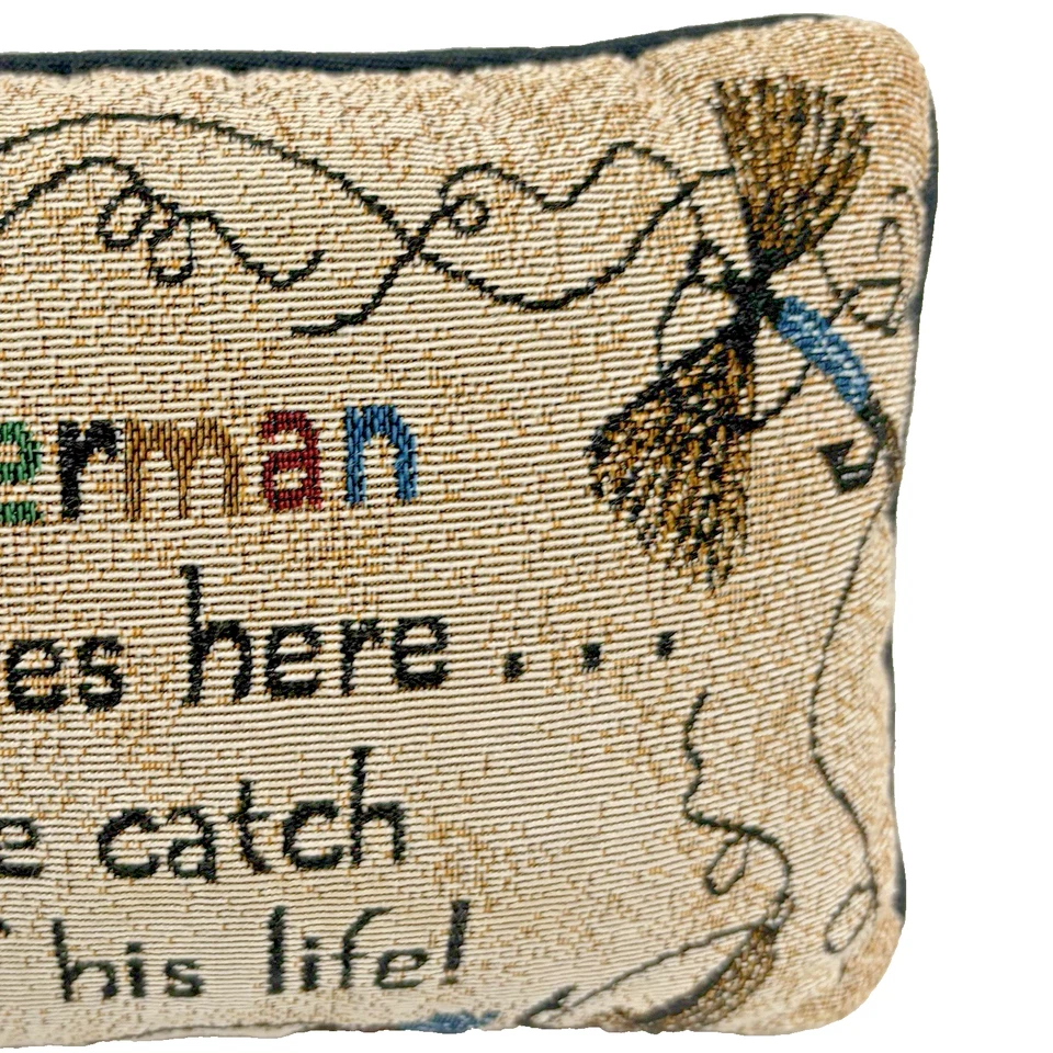 RARO HTF Pequeno Travesseiro Decorativo Pescador - Tapeçaria Needlepoint "Catch Of His Life" - Imagem 4 de 4