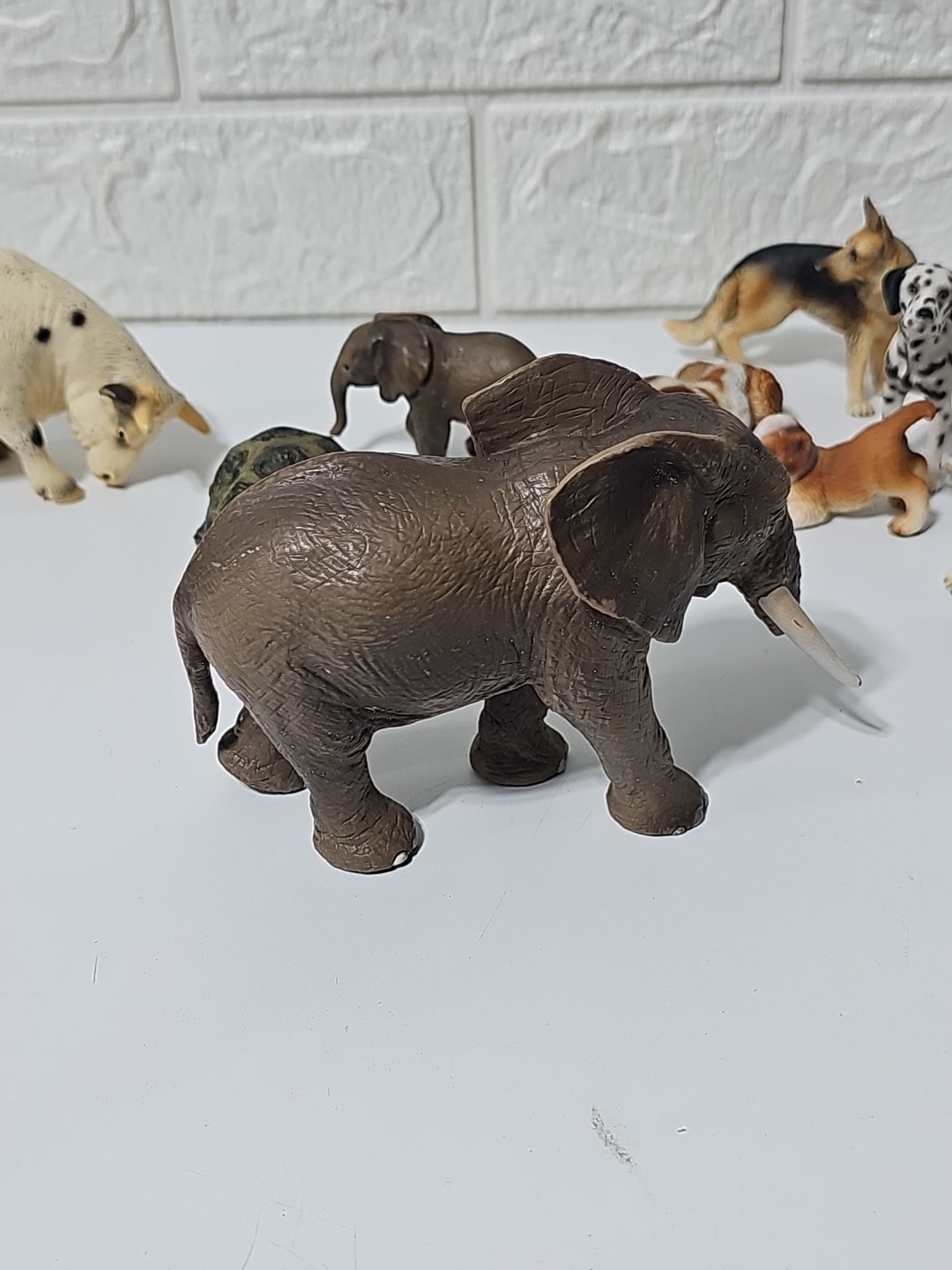 Schleich Germany Lot Of 9 Animal Figures African Elephants, Turtle, Dogs, Bull