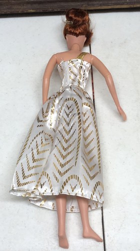 Bambola Galoob Anastasia 1997 a Parigi Eleganza in abito bianco e oro con cappotto di pelliccia - Foto 16 di 24