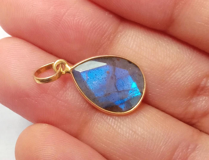 Collar con dije de labradorita natural, colgante de oro amarillo de 18k, joyería hecha a mano Foto 3 de 4