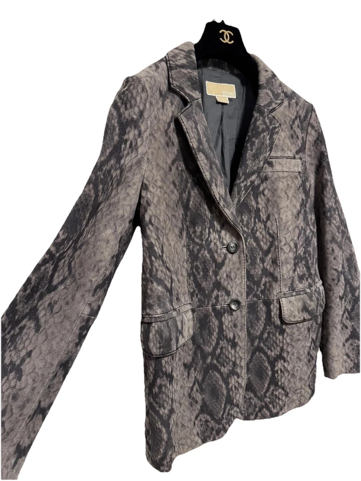 Blazer feminino Michael Kors cinza médio estampa de cobra couro camurça botão - Imagem 2 de 4