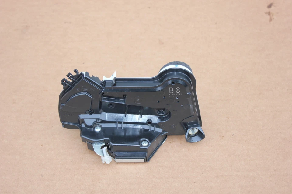 Actuador de cierre de puerta delantero izquierdo Toyota Prius V Mirai 2015-2015 69040-53130 Foto 2 de 4