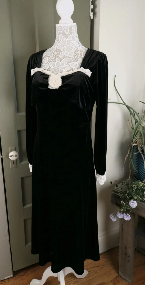 Simple Retro Valentina Black Velvet Dress With Cream Lace Cuffs And Rosette L - Image 3 of 4