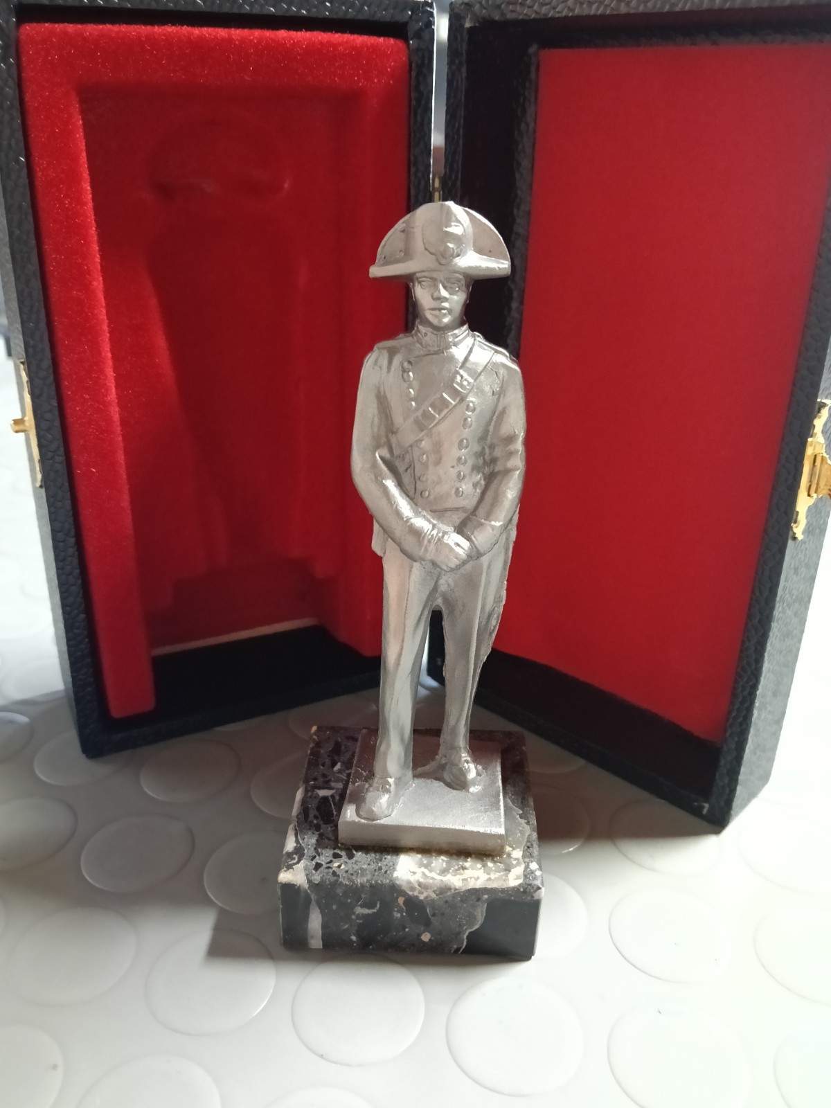 VINTAGE Statuetta Carabiniere in grande uniforme storica metallo con cofanetto
