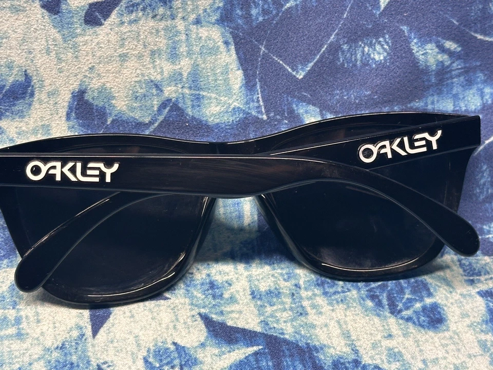 OAKLEY PIELES DE RANA NEGRAS OO9013-C455 55-17 139 Foto 2 de 4