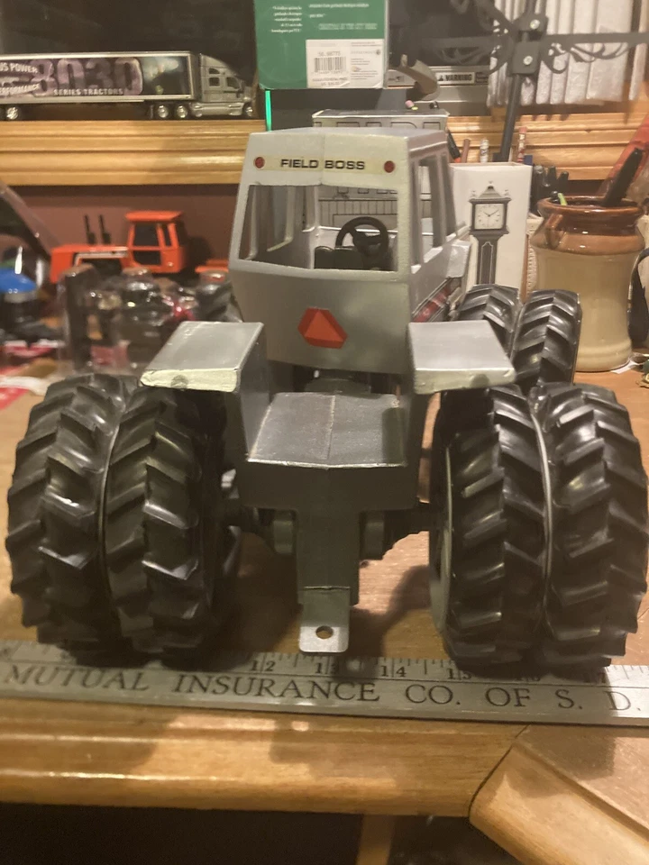 White WFE 4-225 4 Wheel Drive Field Boss Tractor 1/16 Scale Toy Model - Image 3 of 4