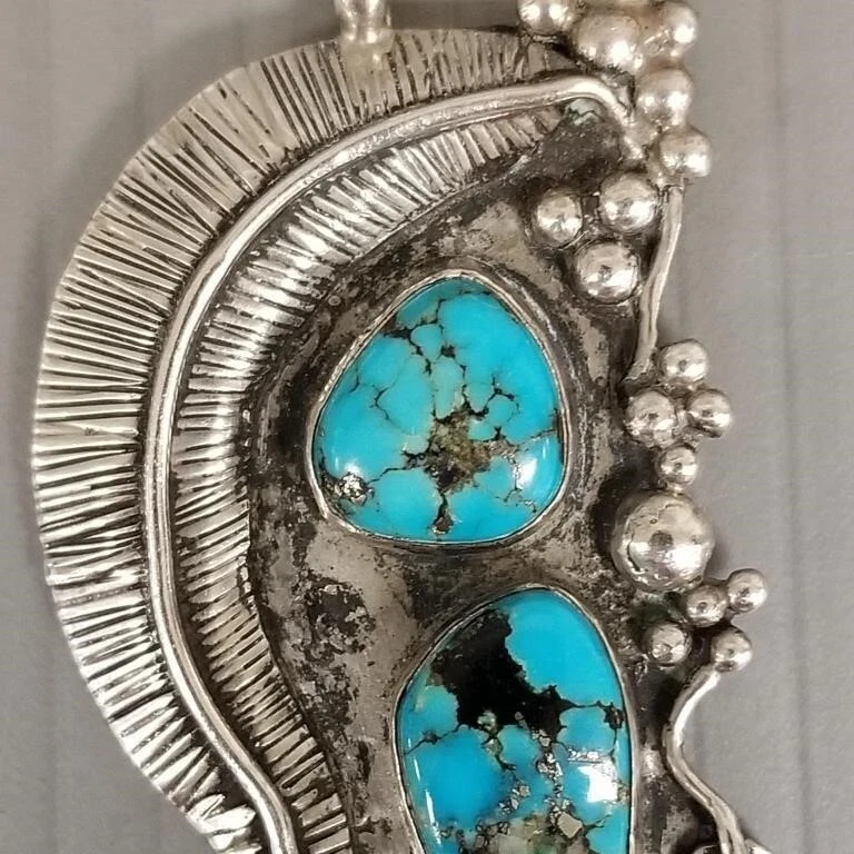 Pingente Southwest Sterling pena turquesa 925 assinado pelo artista MH flor prata - Imagem 3 de 4