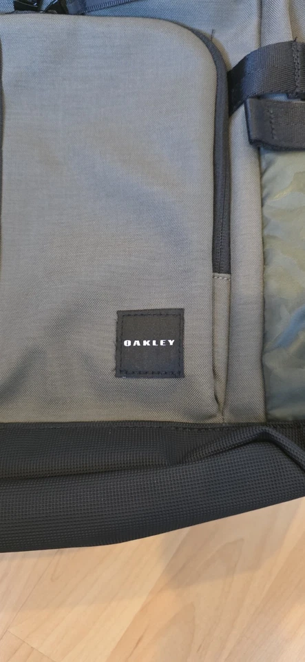 Mochila Oakley negra y verde camuflada ranura ajustable para portátil Foto 2 de 4