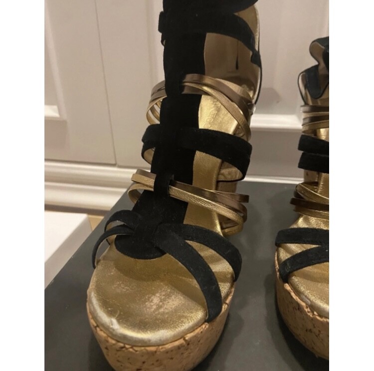 Cuñas romanas, negro y dorado - Jimmy Choo 