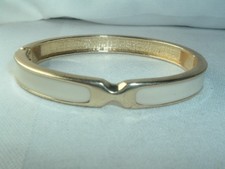 VINTAGE CREME ENAMELED GOLD TONE METAL HINGED BANGLE BRACELET