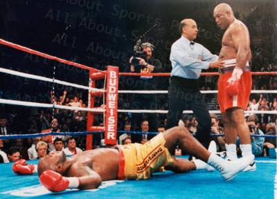 George Foreman Defeats Michael Moorer Becomes Oldest Champ Photo Print Poster