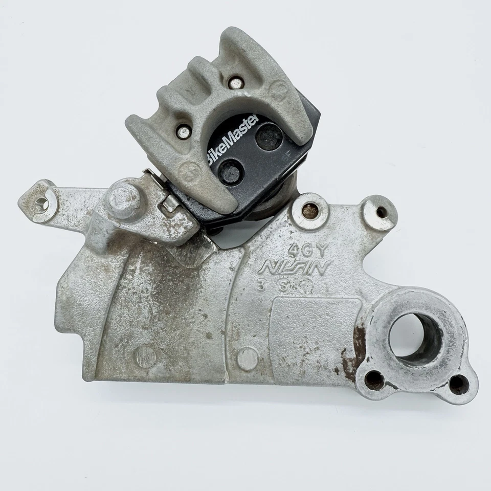 Yamaha YZ 125 250 WR 250 1994 OEM pinza de freno trasera y soporte con pastillas Foto 3 de 4