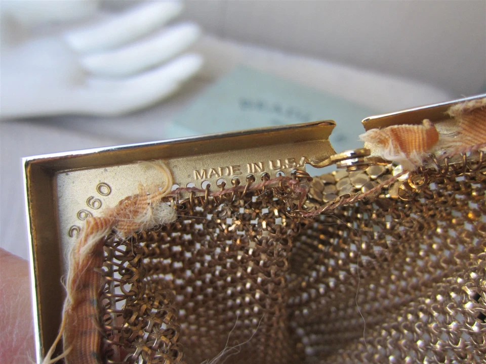 BOLSO MONEDERO VINTAGE WHITING & DAVIS de malla metálica dorada con bloqueo de beso - Imagen 3 de 4