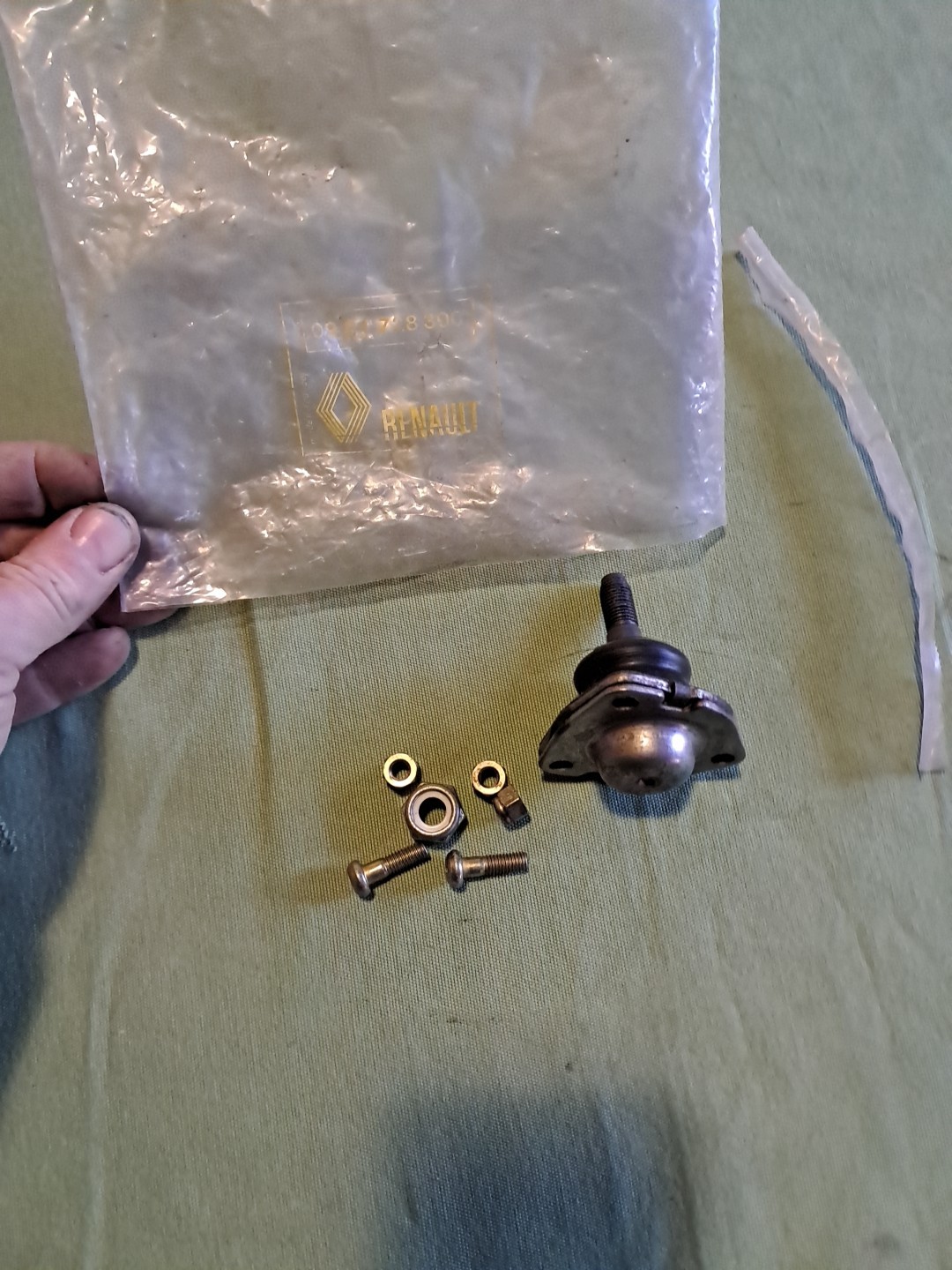 Rotule supérieure de suspension Renault 4 ancien modèle pièce train avant 0981728300