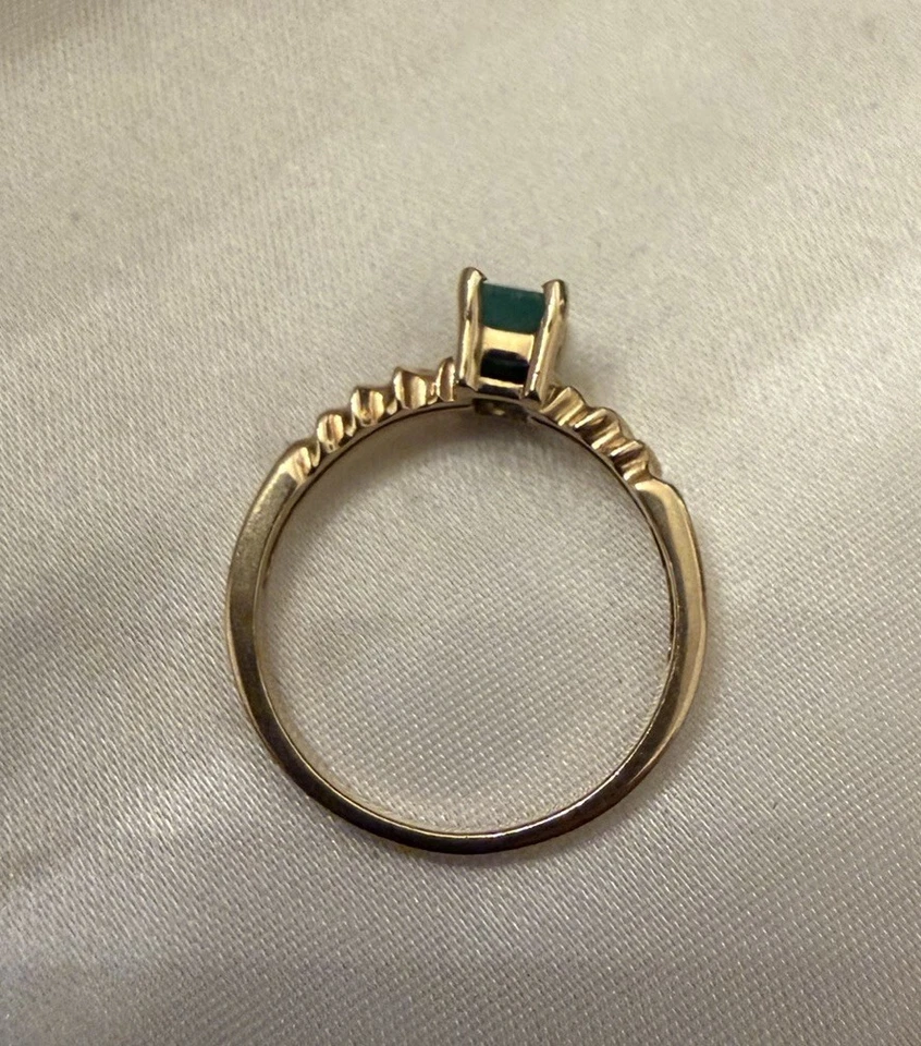 Precioso oro amarillo 10K y esmeralda (?) Anillo tamaño 6,75 aprox 2,2 g peso total Foto 4 de 4