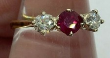 STUNNING 3 STONE DIAMOND & RUBY RING IN 18 CARAT YELLOW GOLD SIZE L 1/2 JWL96