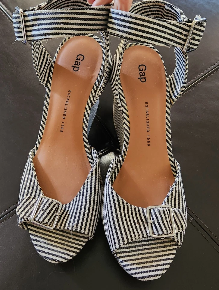 Sandalia de cuña a rayas de ferrocarril blanco y negro Gap plataforma hebilla correa para el tobillo talla 10 Foto 2 de 4