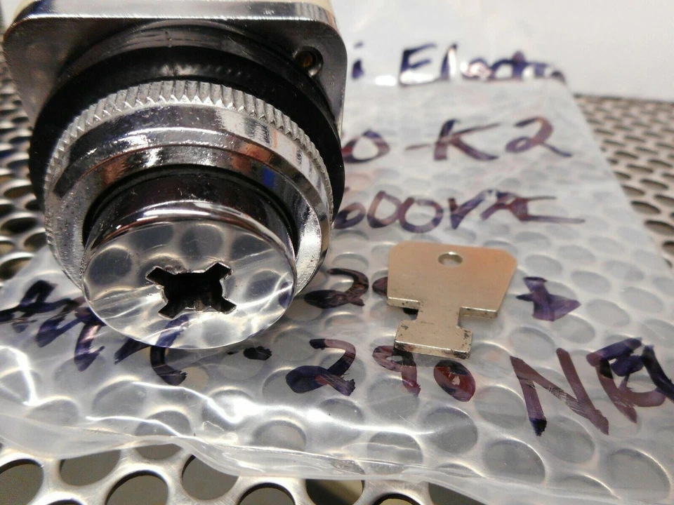 Interruptor de llave eléctrico Fuji AH30-K2 10A 600VAC AHX-291 y AHX-290 nuevo stock antiguo Foto 4 de 4