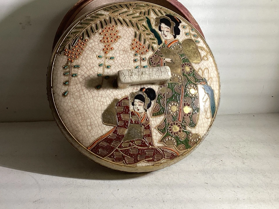 Antique Bonbonnière Porcelaine Japonaise SATSUMA Tripode .À Décor de Geishas. - Photo 4/4