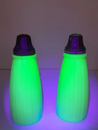 RARE Jeanette Jadeite Green Uranium Glass Salt & Pepper Shakers Ribbed Arches