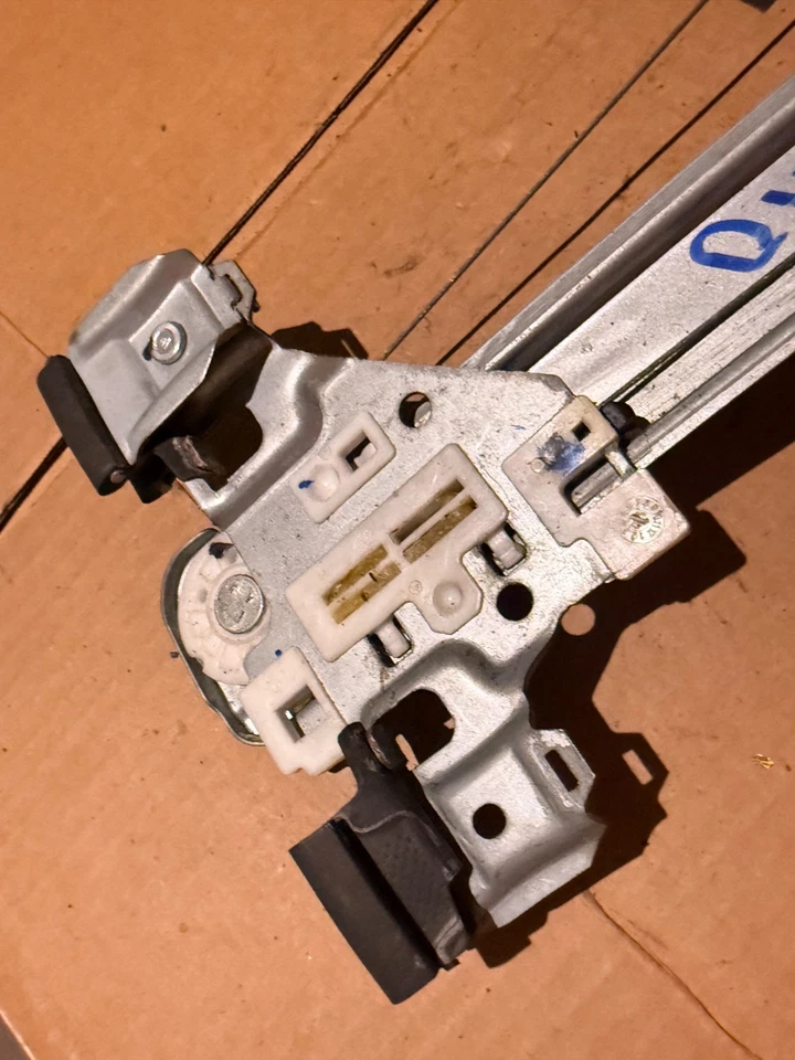 Двигатель стеклоподъемника задней правой двери 10–16 Cadillac SRX с регулятором 0130822708 - Изображение 3 из 4