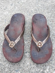 vionic sandals size 8