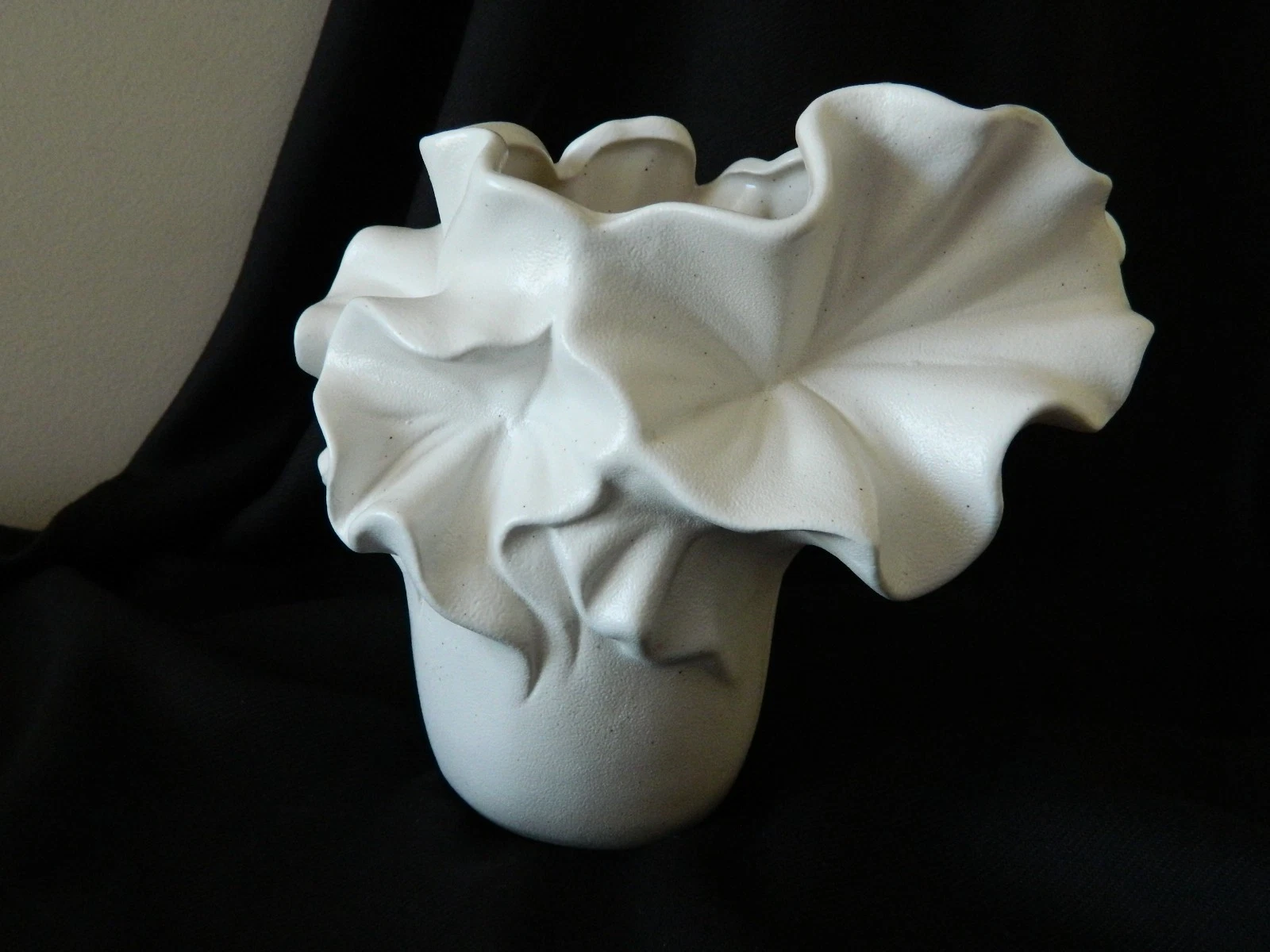 DECORATIVE ORNATE UNUSUAL CERAMIC Ruffle Flower Petals Leaf White ISOLINIA VASE