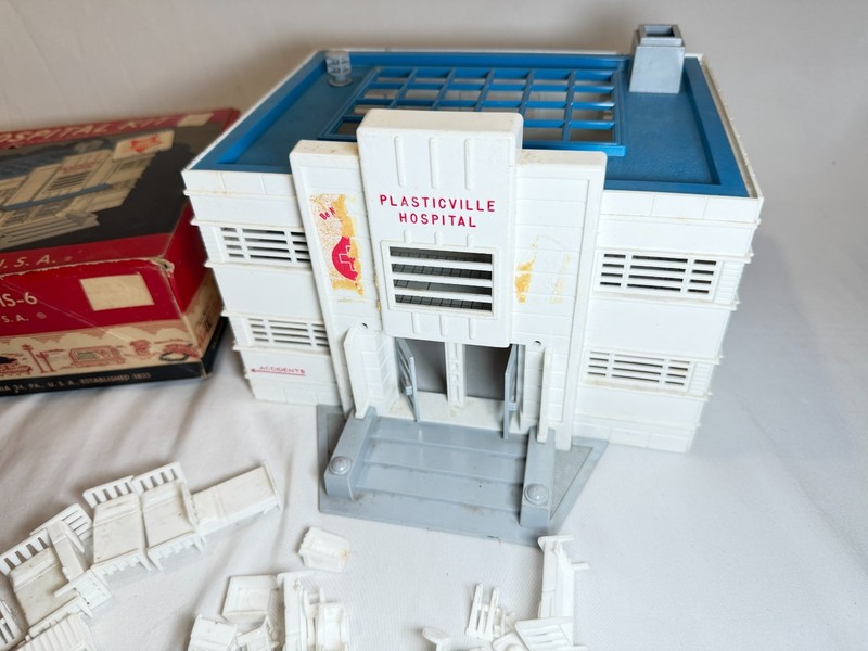 Vintage Plasticville O Gauge Hospital Building Kit HS-6 w/ Original Damaged Box