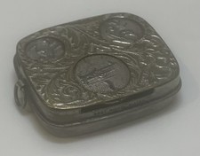 J W Benson gefederter vernickelter Münzhalter mit 3 Fächern Anhänger