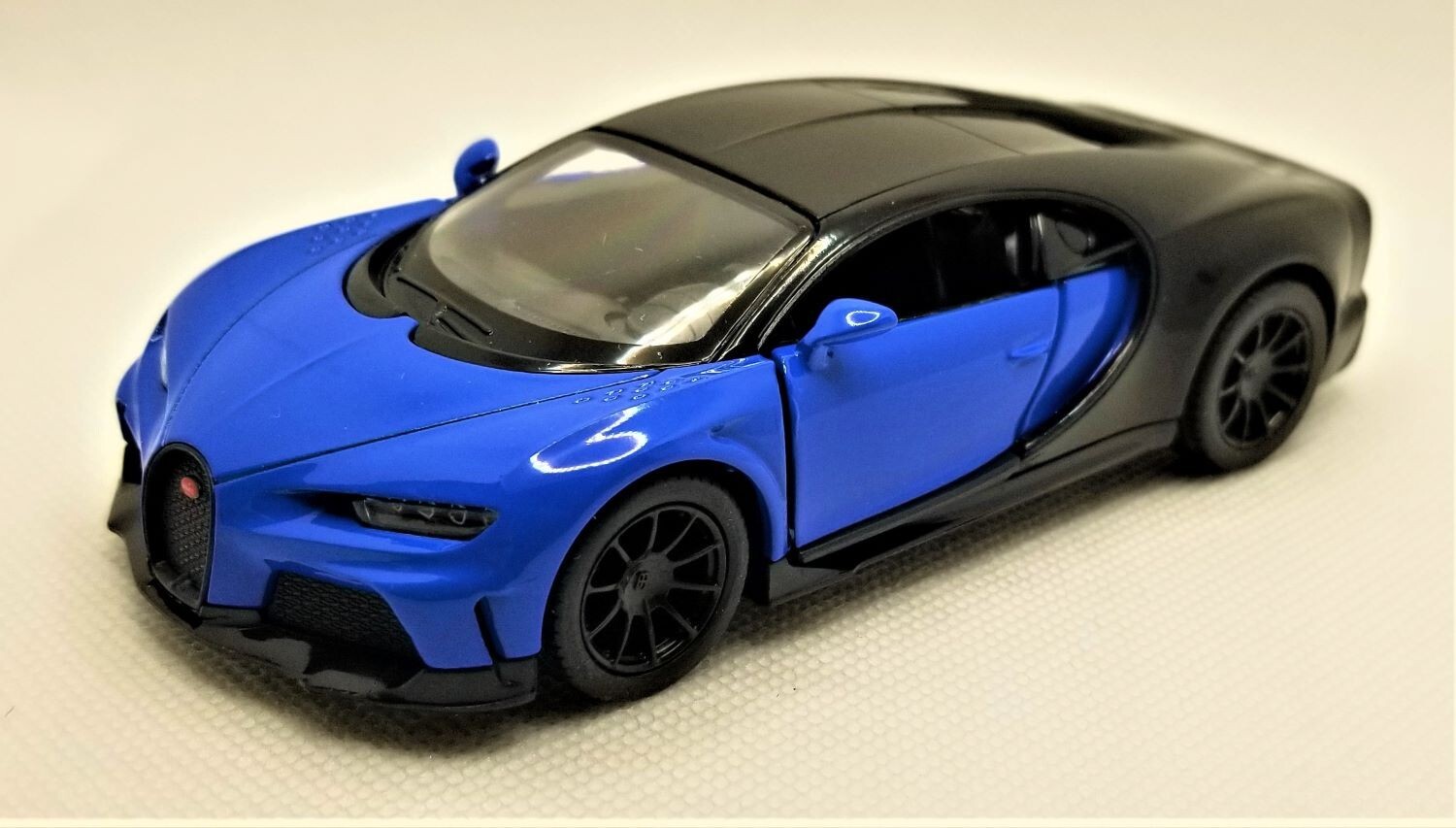 Kinsmart - 1:38 Scale Model Bugatti Chiron Supersport Blue (BBKT5423DB)