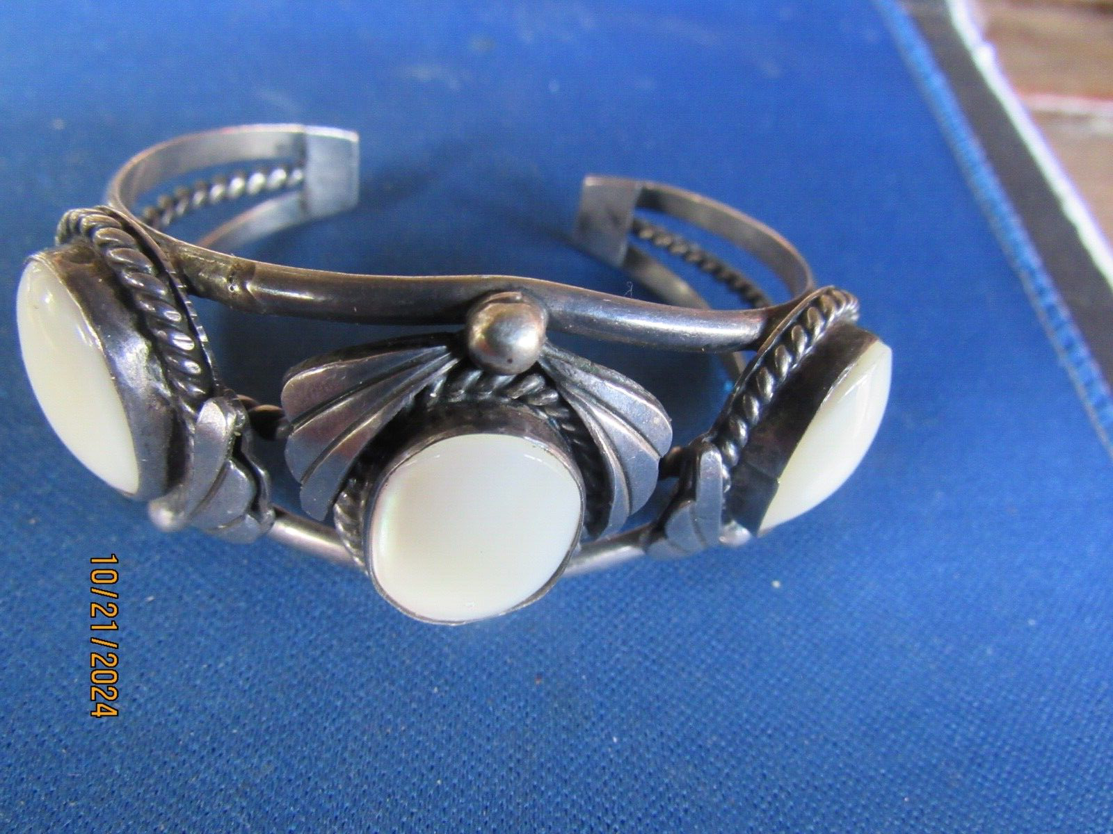 VINTAGE STERLING NATIVE AMERICAN 3 STONES MOTHER OF PEARL MOONSTONE? BRACELET