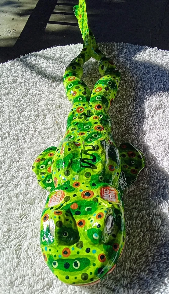 Rana toro articulada 15,5" L. tallada y pintada por mí James Mead Foto 4 de 4