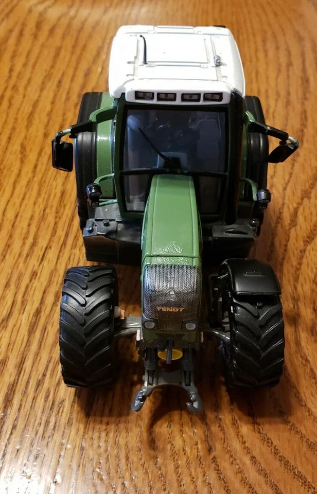 FENDT 415 VARIO SCALE 1/32 UNIVERSAL HOBBIES DIE CAST METAL TOY TRACTOR PREOWNED - Image 2 of 4