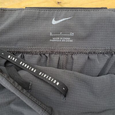 NIKE RUNNING DIVISION BLACK ZIPPER SIDES RED DETAIL SMALL NWOT | eBay