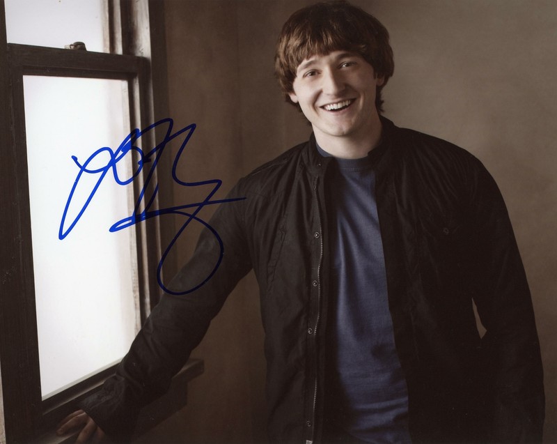 Lucas Neff "Raising Hope" AUTOGRAPH Signed 8x10 Photo B