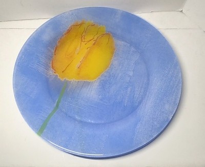 Luminarc Tulip Ciel Dinner Plate Made In France Blue Base with a Yellow Tulip
