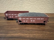Lot of 2 Life Like HO Scale Pittsburgh & Shawmut 2 Bay Hoppers; 1 with Load