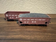 Lot of 2 Life Like HO Scale Pittsburgh & Shawmut 2 Bay Hoppers; 1 with Load