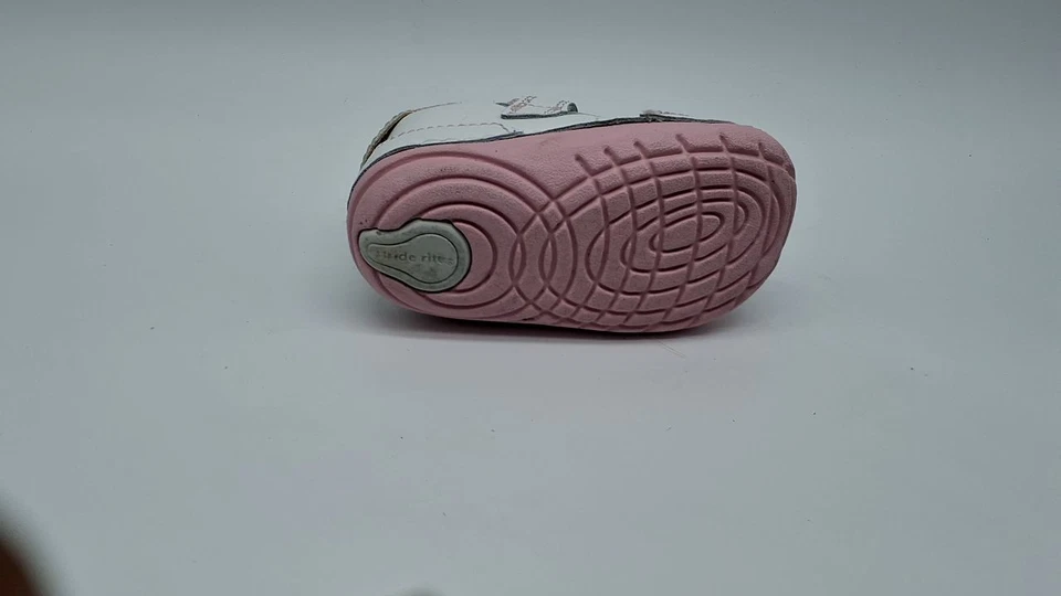 Zapatilla deportiva Stride Rite Girls Soft Motion Adalyn, blanca/plateada, 5 niños pequeños Foto 4 de 4