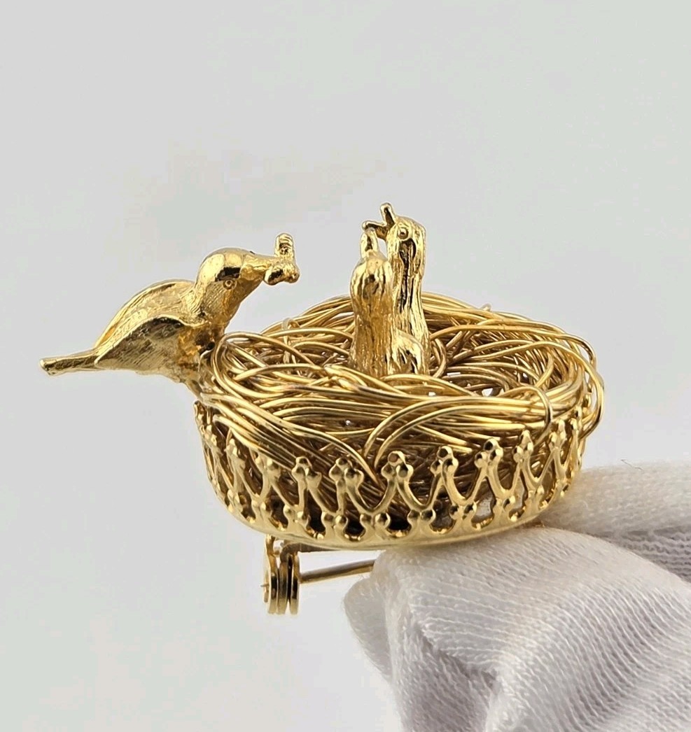Vintage Jeanne Goldtone Bird Nest Brooch Baby Birds Worm Mother Feeding Rare Pin