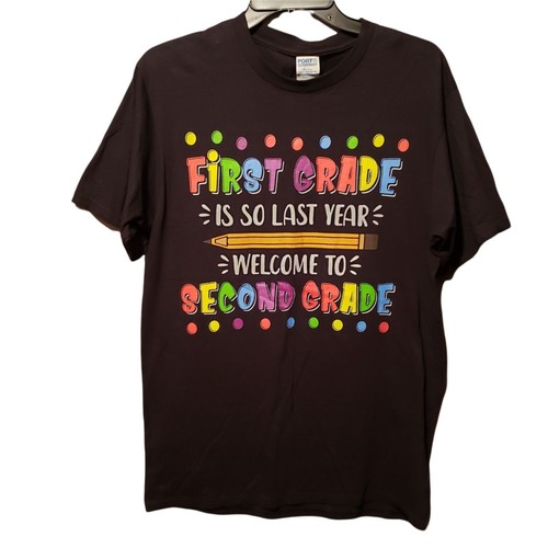 Women's Medium Shirt Second Grade Teacher "First Grade is so Last Year" - 第 1/4 張圖片