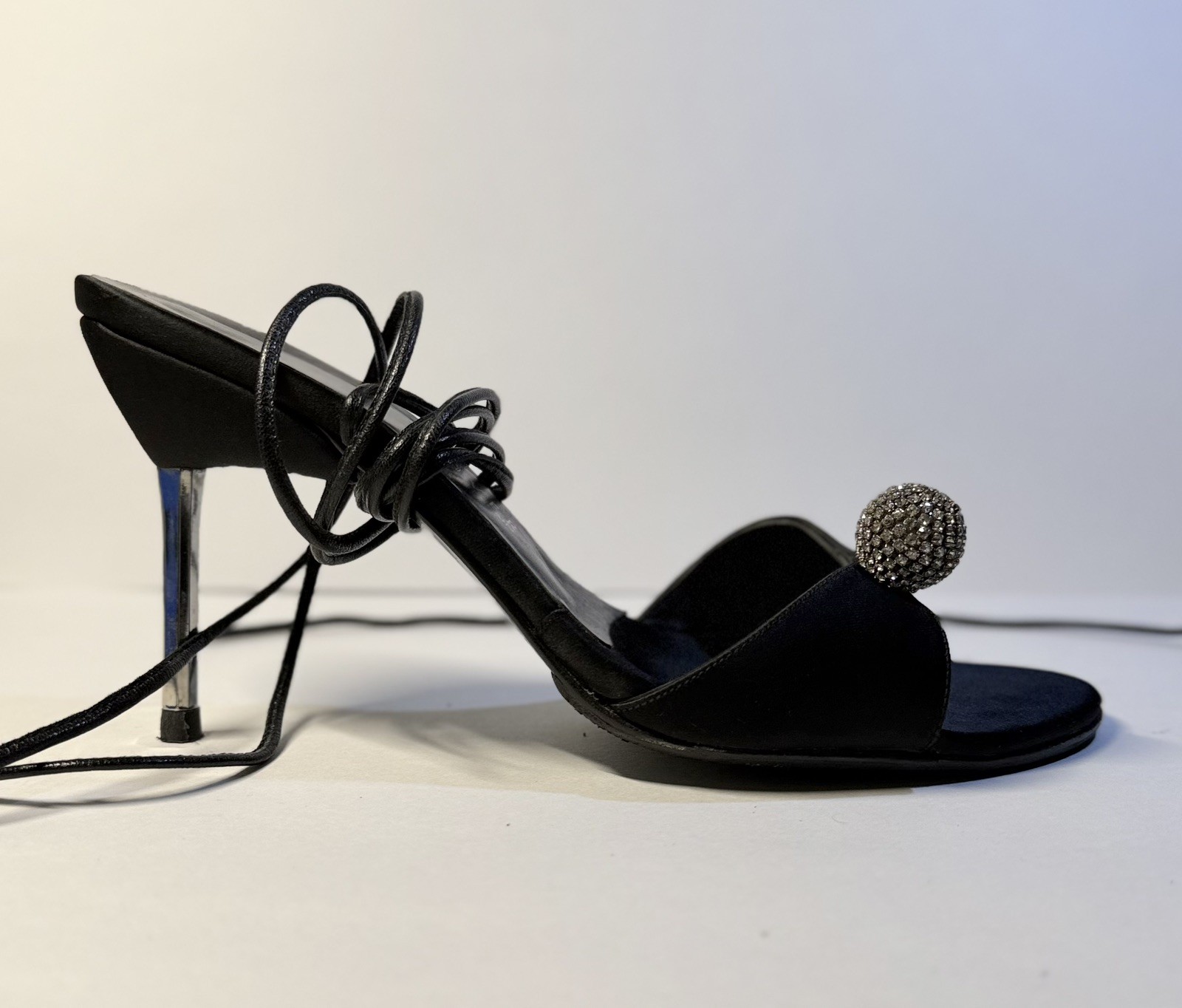 ¡Vintage! REBECA SANVER. ESPAÑA. Tacones de aguja negros con bola de cristal. Excelente estado