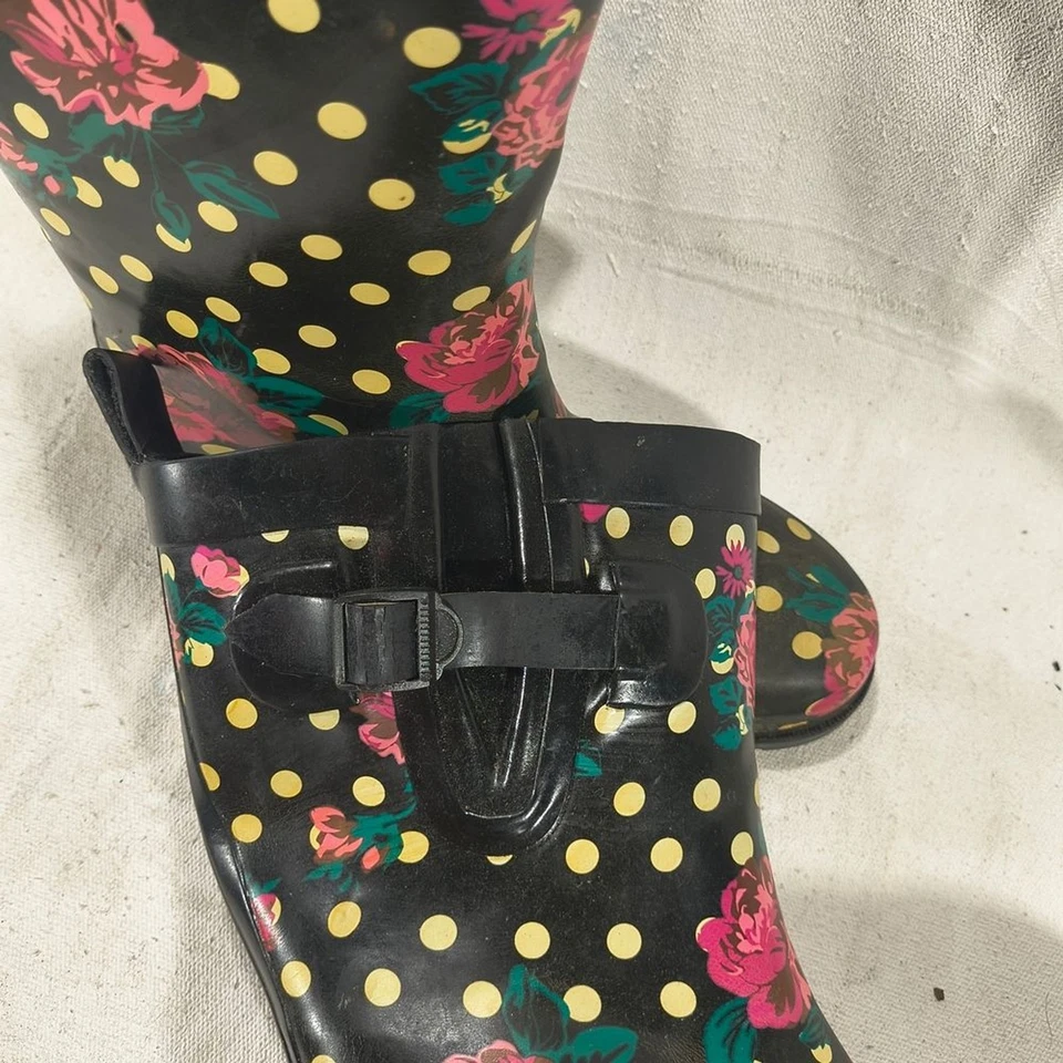 Botas de lluvia/nieve Capelli negras con patrón floral para mujer talla 8 "Wellies" Foto 3 de 4