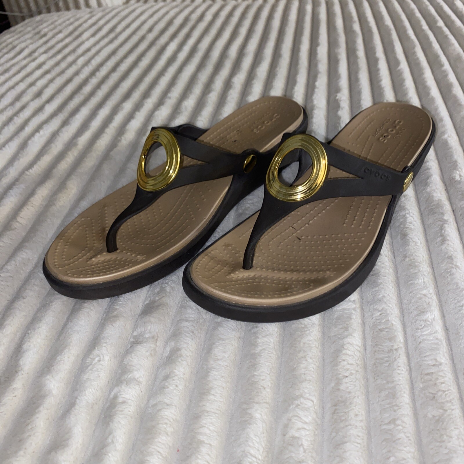 Crocs Womens Sanrah Gold Circle Slip On Thong Sandals Brown Size 10 Flip Flop
