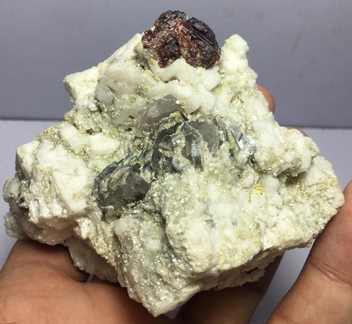 Granate grabado de 1400 quilates con espécimen de feldespato de mica. - Imagen 5 de 8