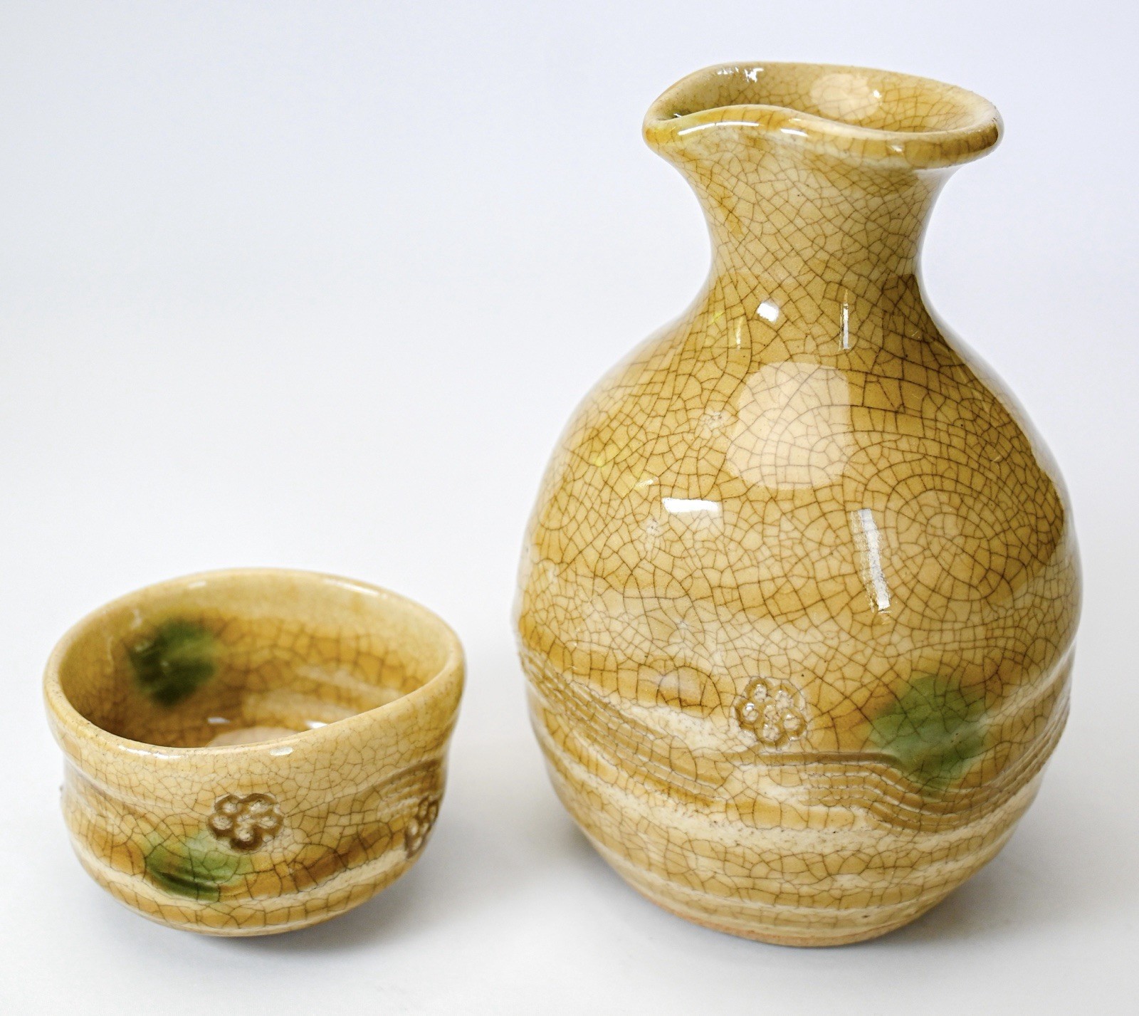 Botella de sake hecha a mano japonesa y taza esmalte marrón amarillo...